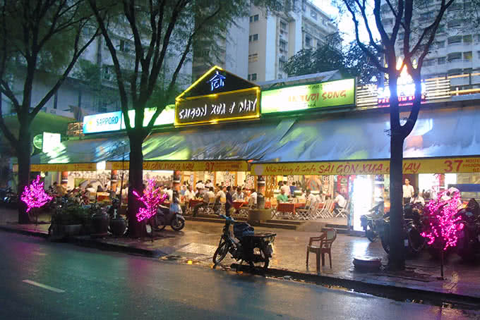 Nhà hàng Sài Gòn Xưa & Nay đông đúc về chiều