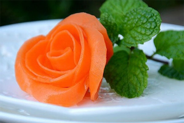 Cắt tỉa hoa hồng với củ cà rốt